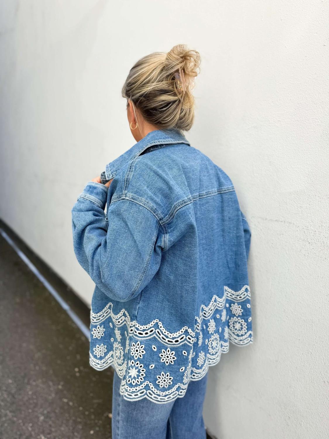 Qnuz Denim Jacket With Embrodery