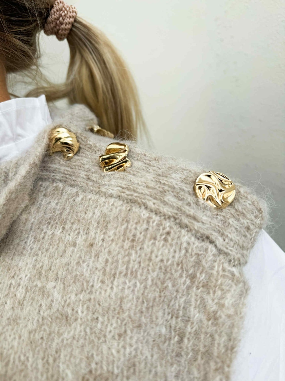 24675_iid_26025_iid_aid_24675_aid.jpg Qnuz Knitted west button Taupe