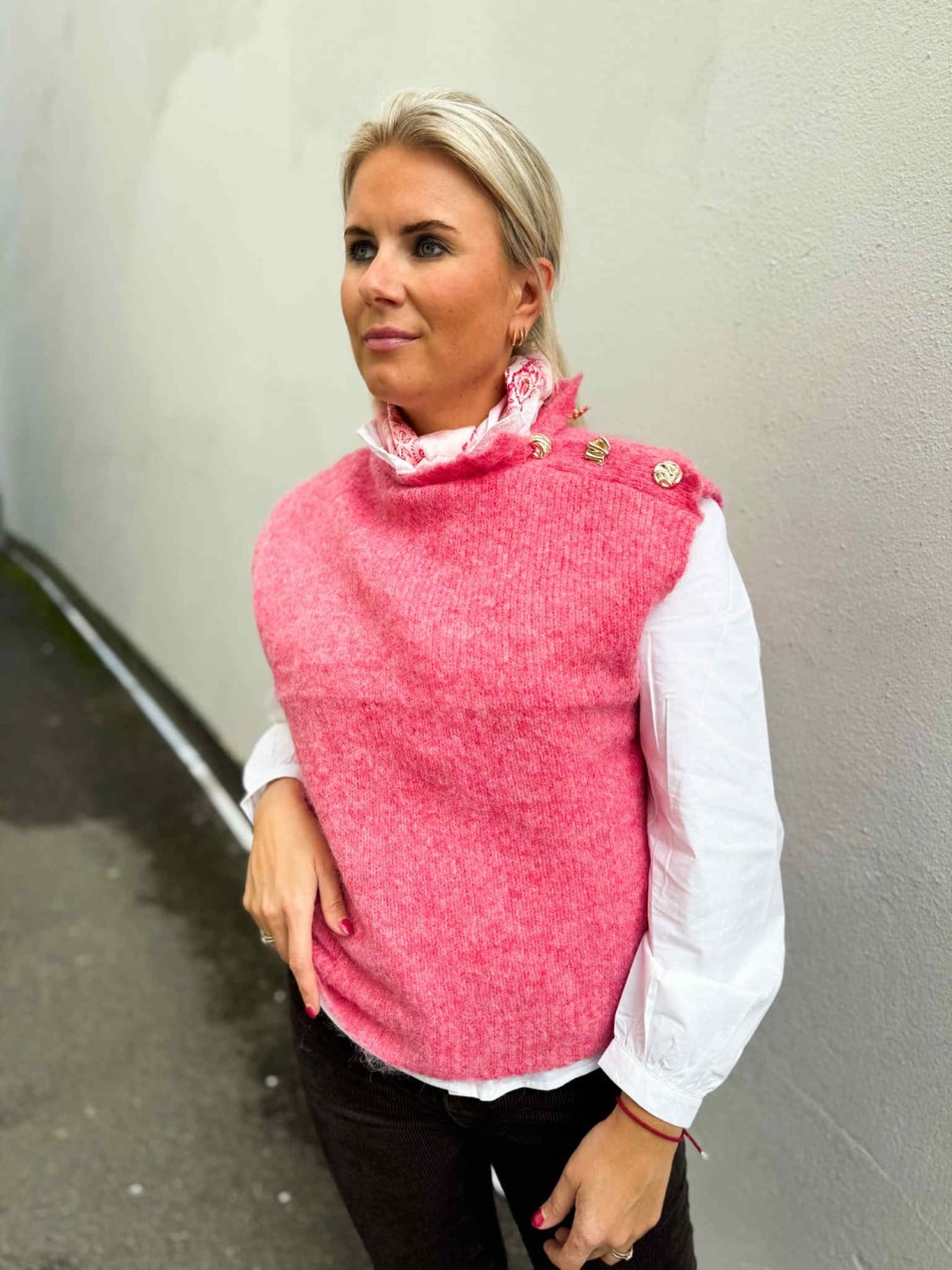 Qnuz Knitted West button Raspberry