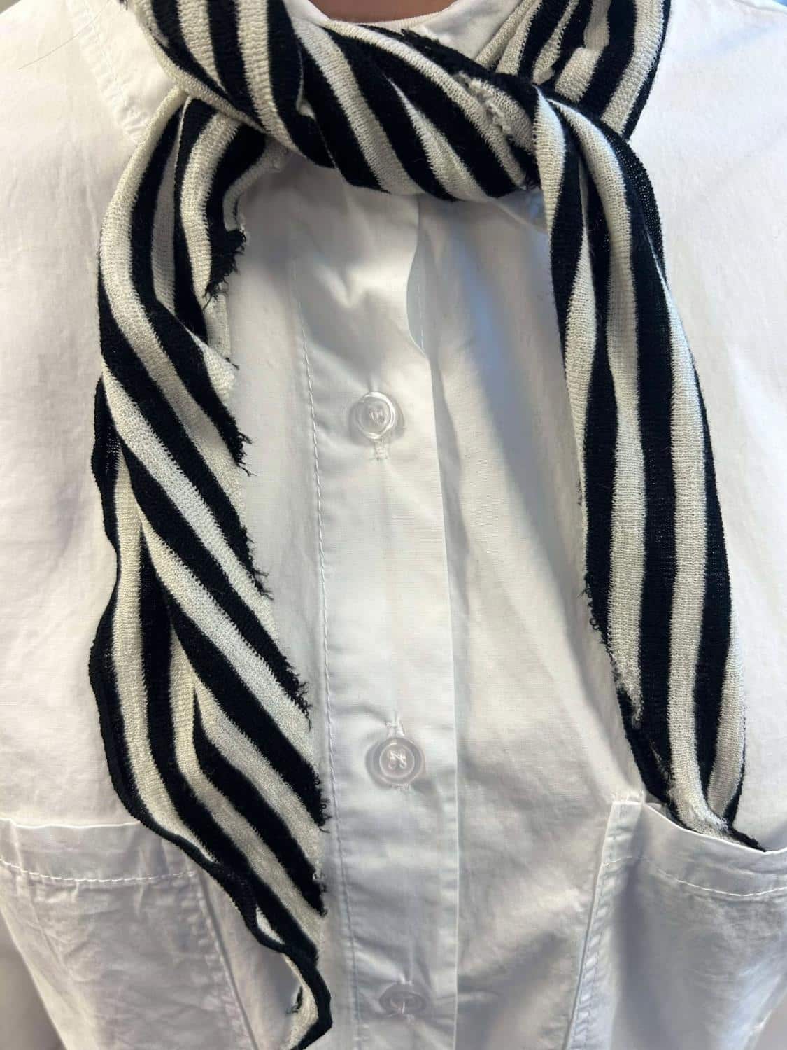 By Basics Triangle Small Raw White/Black