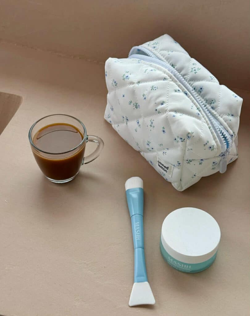 Coated Lemon Blå Blomst Toalettmappe Medium