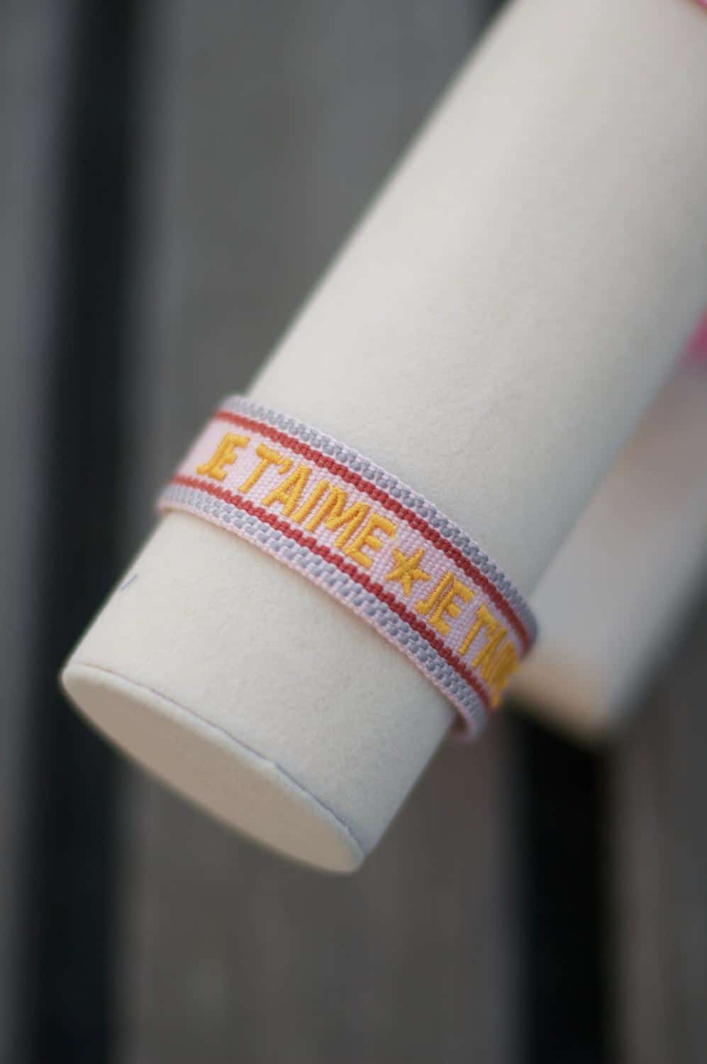 Dark Woven Friendship Bracelet "Je T`aime" Rosa