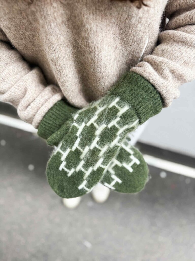 HÈST Gera Mittens Winter Moss
