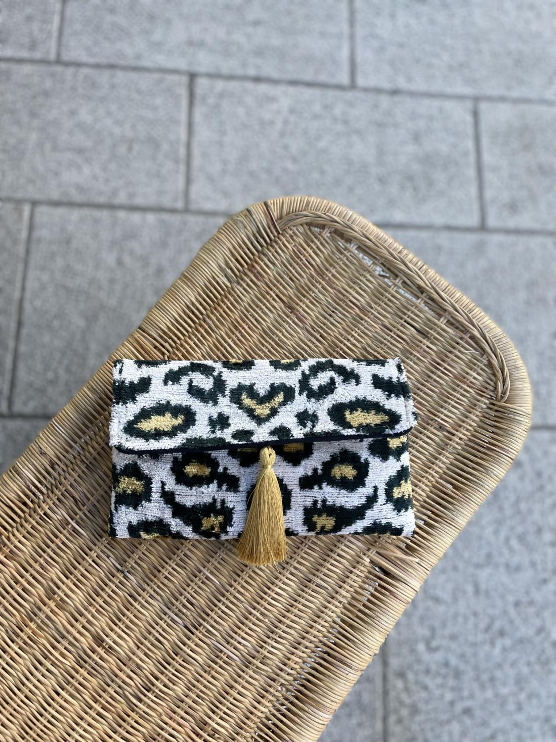 les_ottomans_velvet_cluch_white_tiger_mi_16198_mi_.jpg Les-Ottomans Velvet Cluch White Tiger