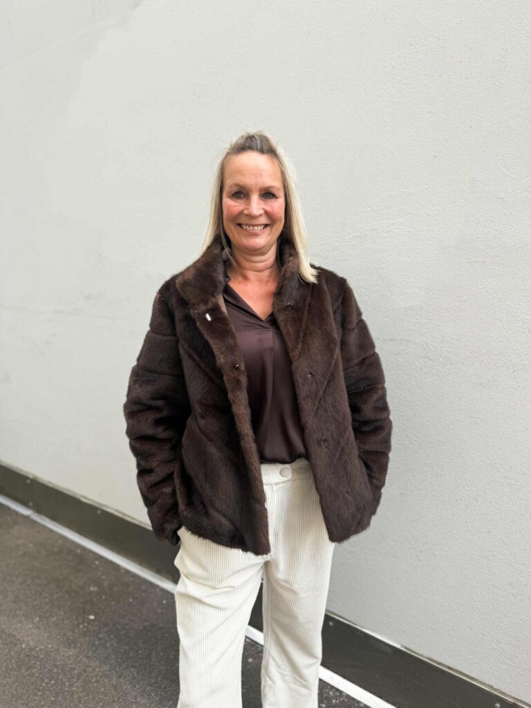 Noma Sonja Kort Fuskepels Jakke Brun