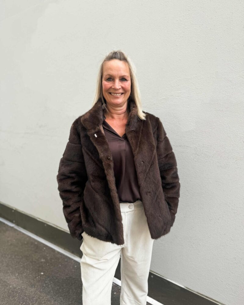 Noma Sonja Kort Fuskepels Jakke Brun