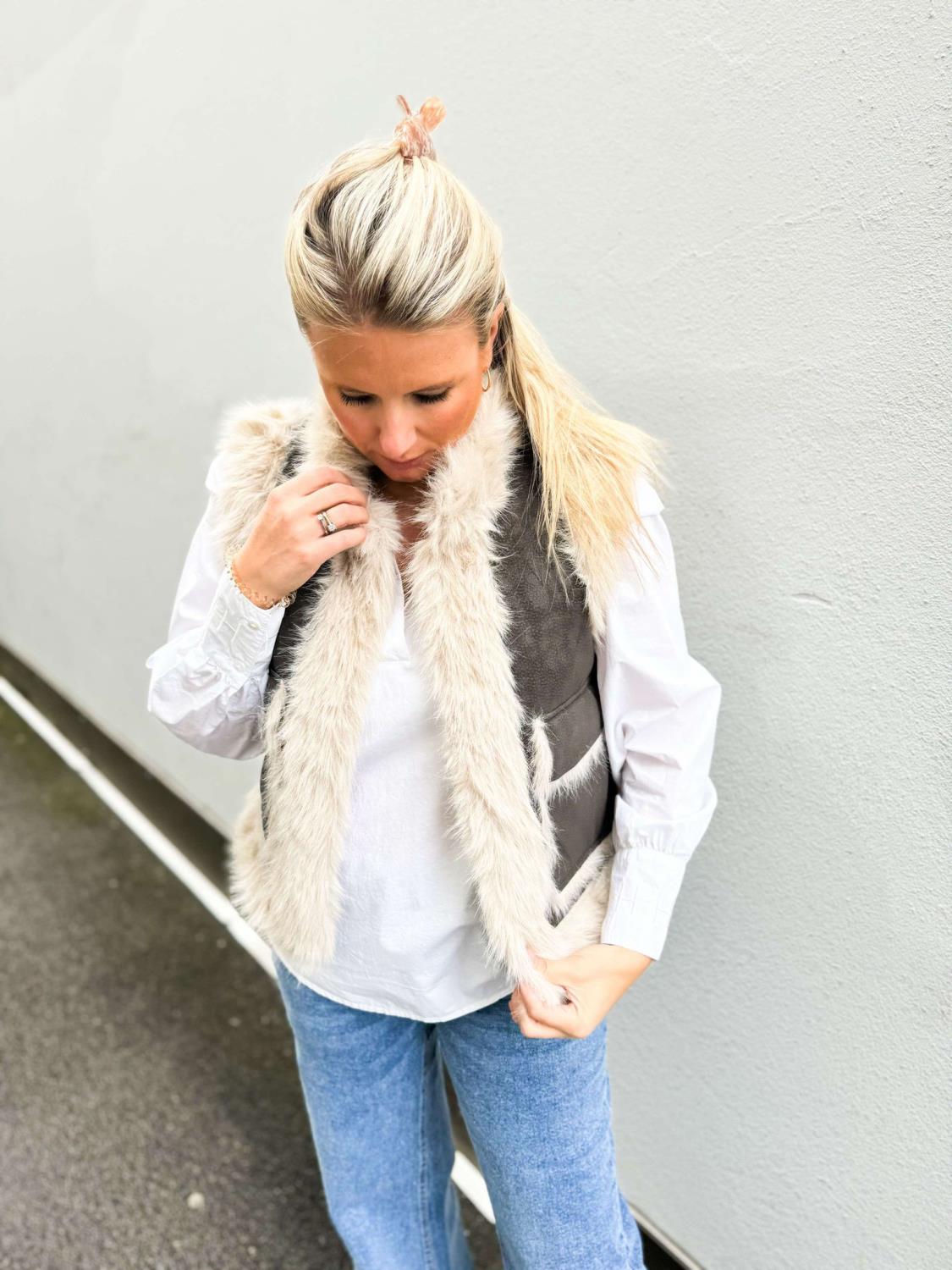 Qnus Regitta Vest i Fuske Pels Dark Grey