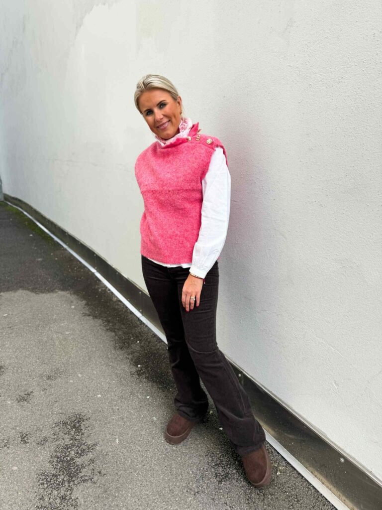 Qnuz Knitted West button Raspberry