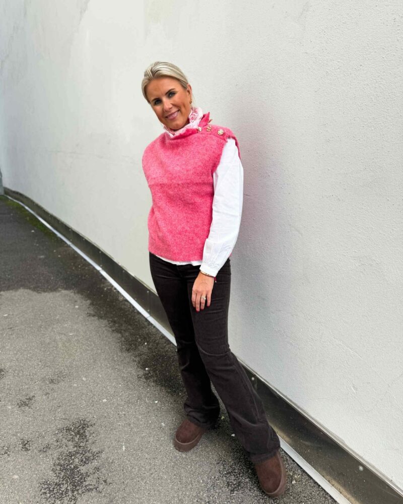 Qnuz Knitted West button Raspberry