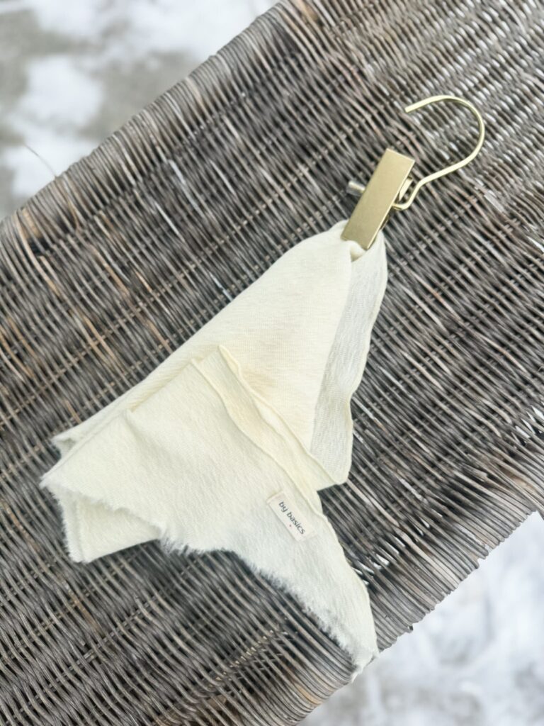 By Basics Triangle Small Raw White