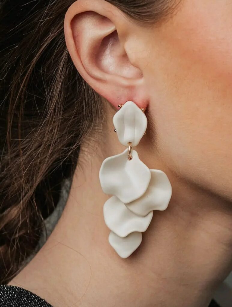 Bow19 Leaf Earring Matt White
