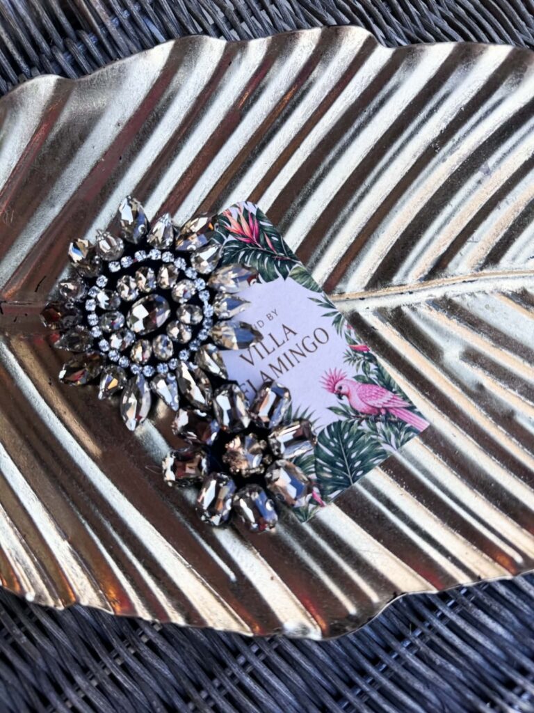 Found By Villa Flamingo Lux Brosje