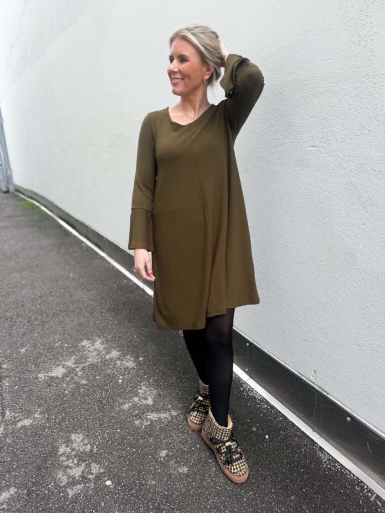 Katrin Uri Jersey Dress V-Hals Oliven