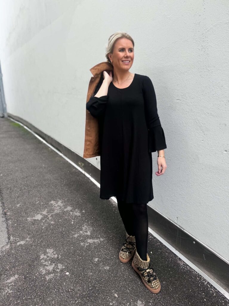 Katrin Uri Jersey Dress V-Hals Svart
