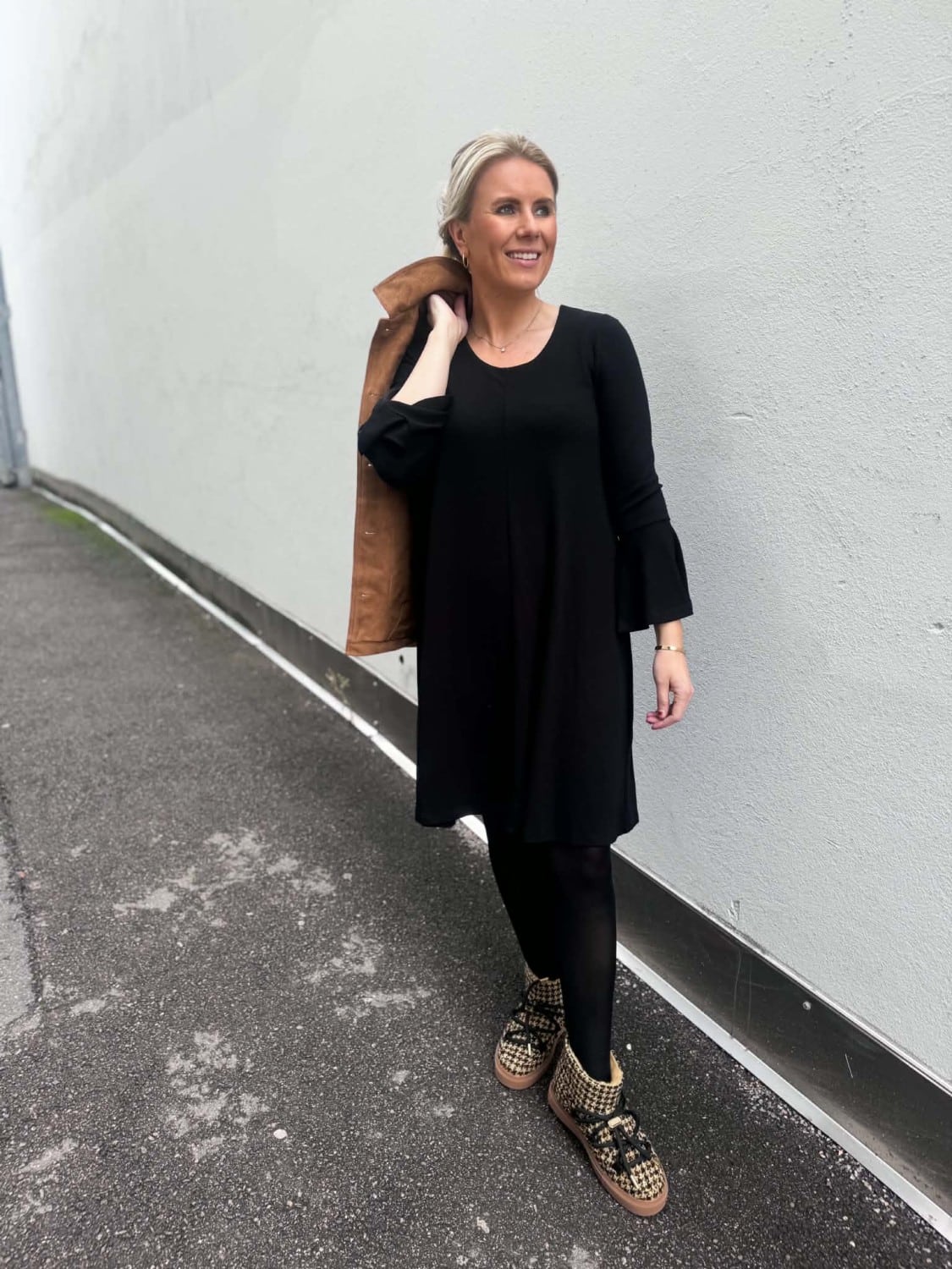 Katrin Uri Jersey Dress V-Hals Svart